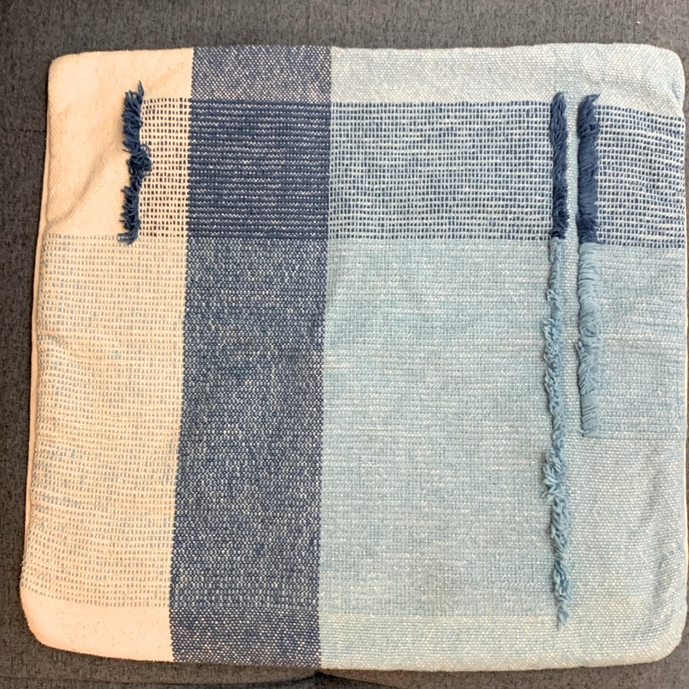 🌟 Free! Woven accent pillow 19x19"